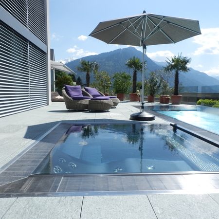 Kleiner Pool mit Sonnenschirm