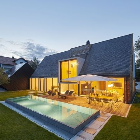 Großer Pool vor einem modernen Haus