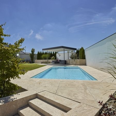 Wohlfühlambiente mit tiefblauem Wasser und Treppen