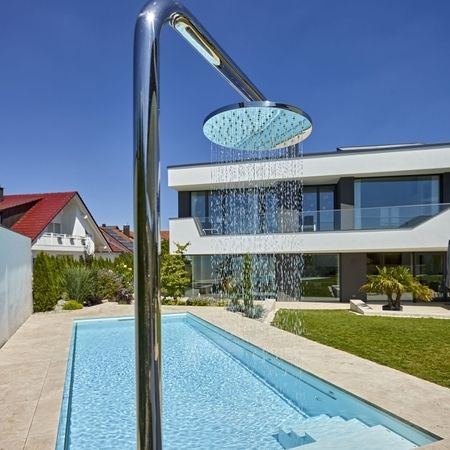 Wohlfühlambiente mit tiefblauem Wasser und einer Dusche