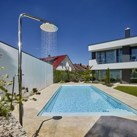 Wohlfühlambiente mit tiefblauem Wasser und einer Dusche