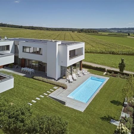 Modernes Ambiente mit einem Pool