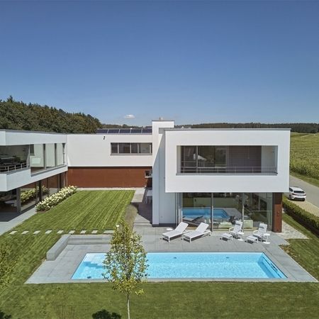 Modernes Ambiente mit einem Pool