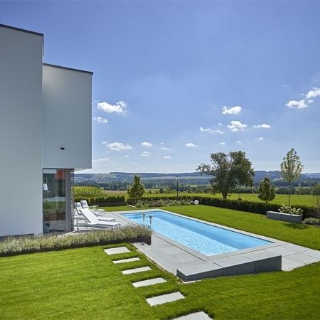 Modernes Ambiente mit einem Pool und Treppen