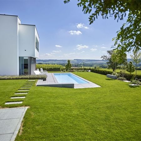 Modernes Ambiente mit einem Pool und Treppen