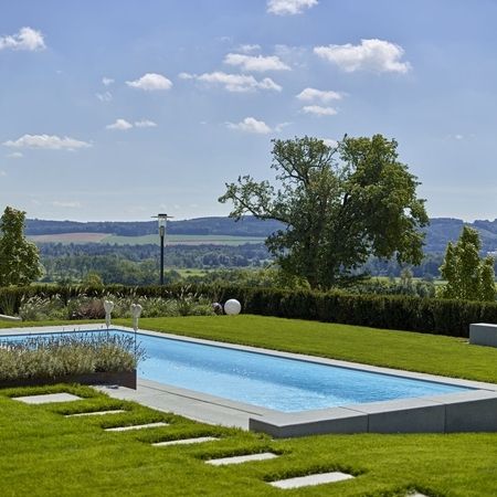 Modernes Ambiente mit einem Pool und Treppen