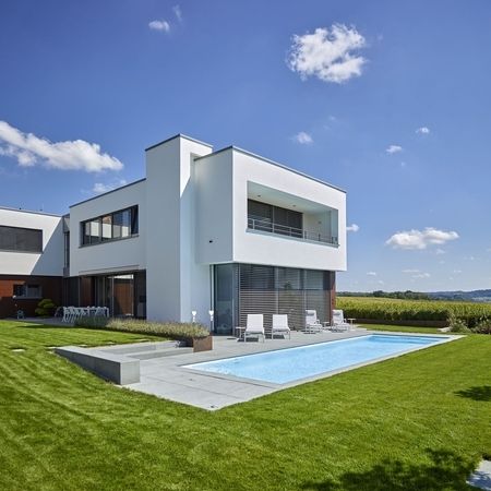 Modernes Ambiente mit einem Pool und Treppen