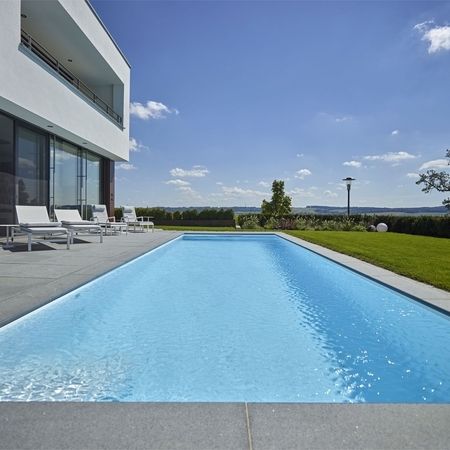 Modernes Ambiente mit einem Pool