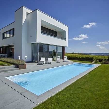 Modernes Ambiente mit einem Pool