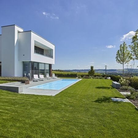 Modernes Ambiente mit einem Pool