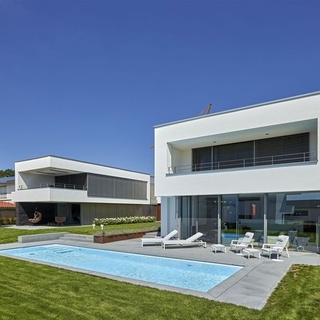 Modernes Ambiente mit einem Pool