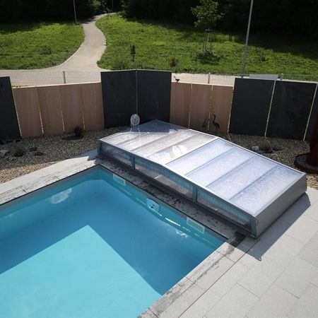 Pool mit Abdeckung