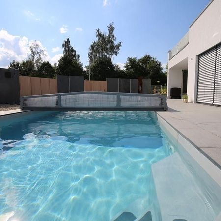 Pool mit Abdeckung