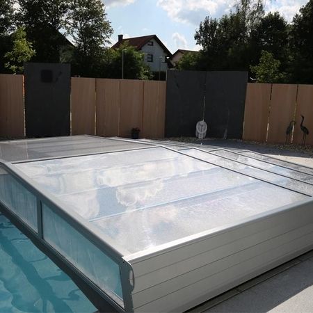Pool mit Abdeckung