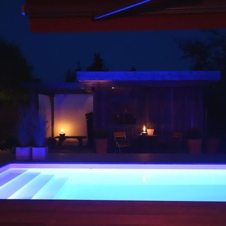 Schöner Pool bei Nacht mit Licht