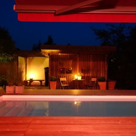 Schöner Pool bei Nacht mit Licht