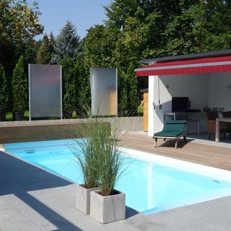 Moderner Pool mit Sichtschutz