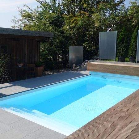 Moderner Pool mit Sichtschutz