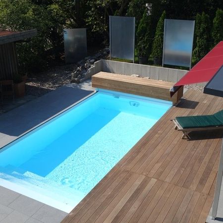 Moderner Pool mit Sichtschutz