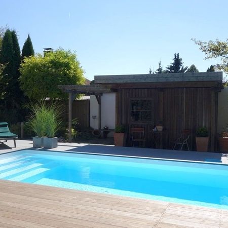 Moderner Pool im Garten