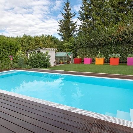 Pool im Garten mit Holzverkleidung