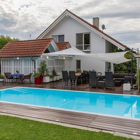 Pool im Garten mit Holzverkleidung