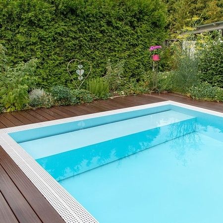 Pool im Garten mit Holzverkleidung