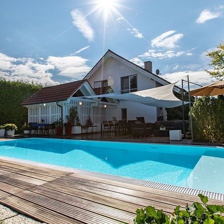 Pool im Garten mit Holzverkleidung