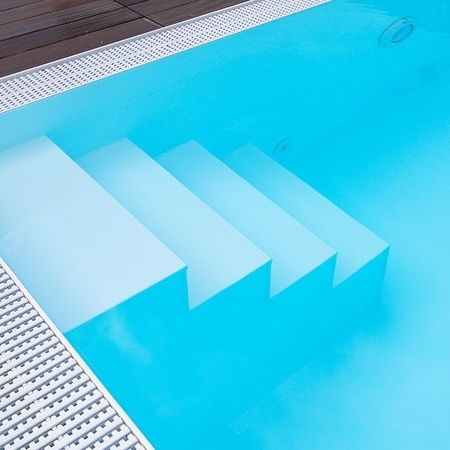 Pool im Garten mit Holzverkleidung und Treppen ins Wasser