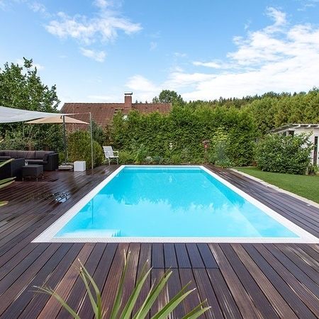 Pool im Garten mit Holzverkleidung