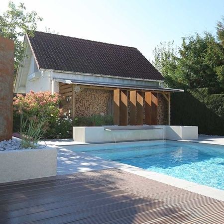 Großer Pool vor einem modernem Haus