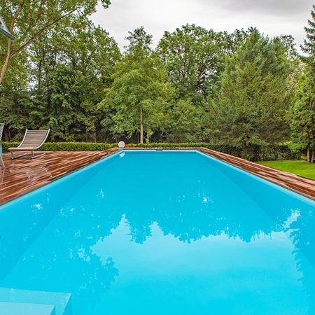 Großer Pool mit einer Holzverkleidung