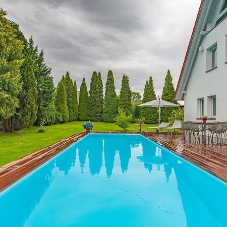 Großer Pool mit einer Holzverkleidung