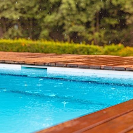 Großer Pool mit einer Holzverkleidung