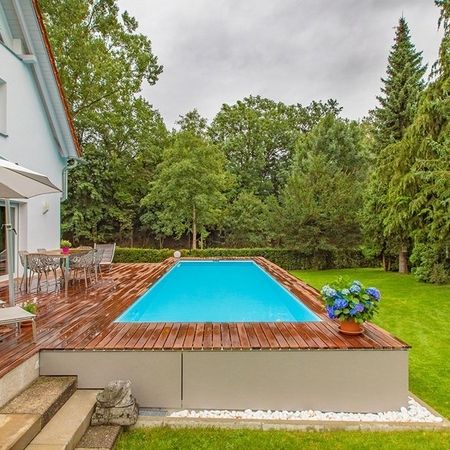 Großer Pool mit einer Holzverkleidung