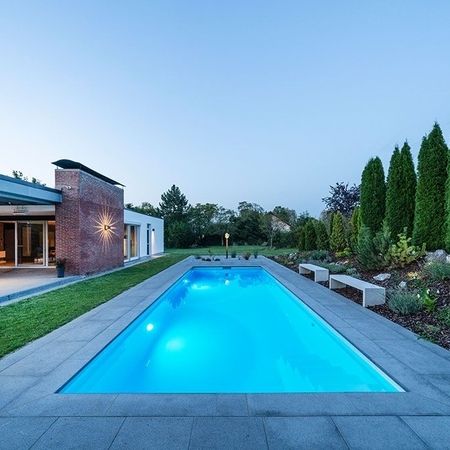 Moderner Pool vor einem Haus
