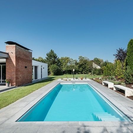Moderner Pool vor einem Haus