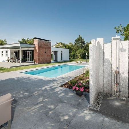 Moderner Pool vor einem Haus