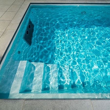 Klares Wasser im Pool