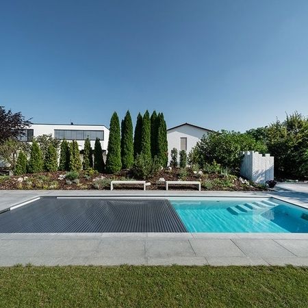 Moderner Pool vor einem Haus