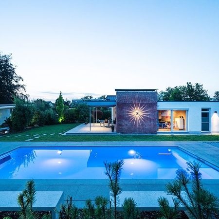 Moderner Pool vor einem Haus