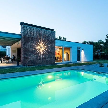 Moderner Pool vor einem Haus bei Abend