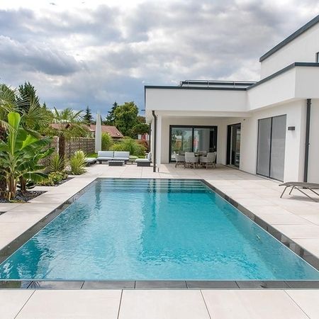 Moderner Pool vor einem weißen Haus