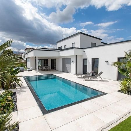 Moderner Pool vor einem weißen Haus