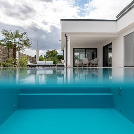 Ausblick aus dem Wasser auf das Haus