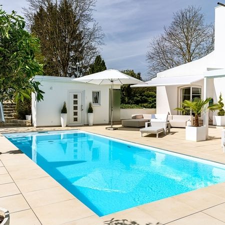 Moderner Pool vor einem weißen Haus