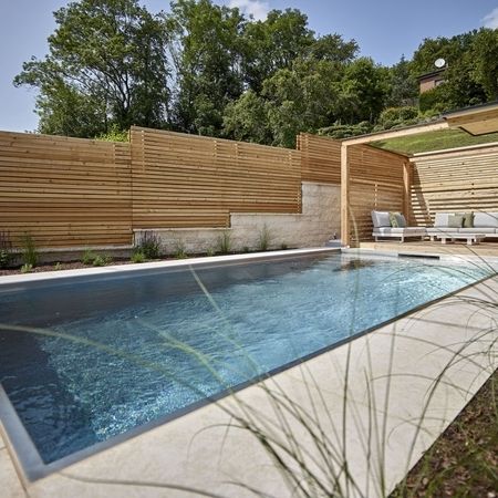 Ein Pool aus Edelstahlbecken und Holzelementen