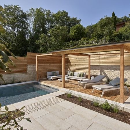 Ein Pool aus Edelstahlbecken und Holzelementen