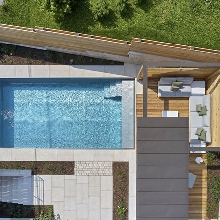 Ein Pool aus Edelstahlbecken und Holzelementen von oben