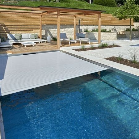 Ein Pool aus Edelstahlbecken und Rolladenabdeckung